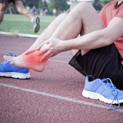 Runner with injured ankle on the track